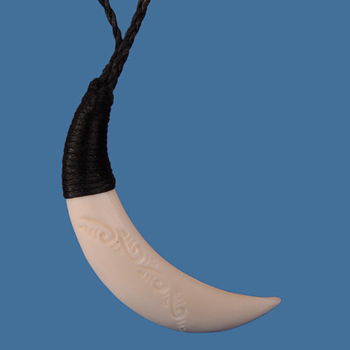 Simple bound pig tusk pendant. BTP003