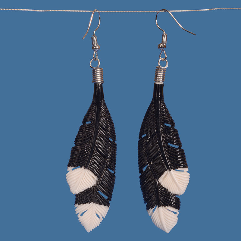 Black Huia Feather Earrings. BE025